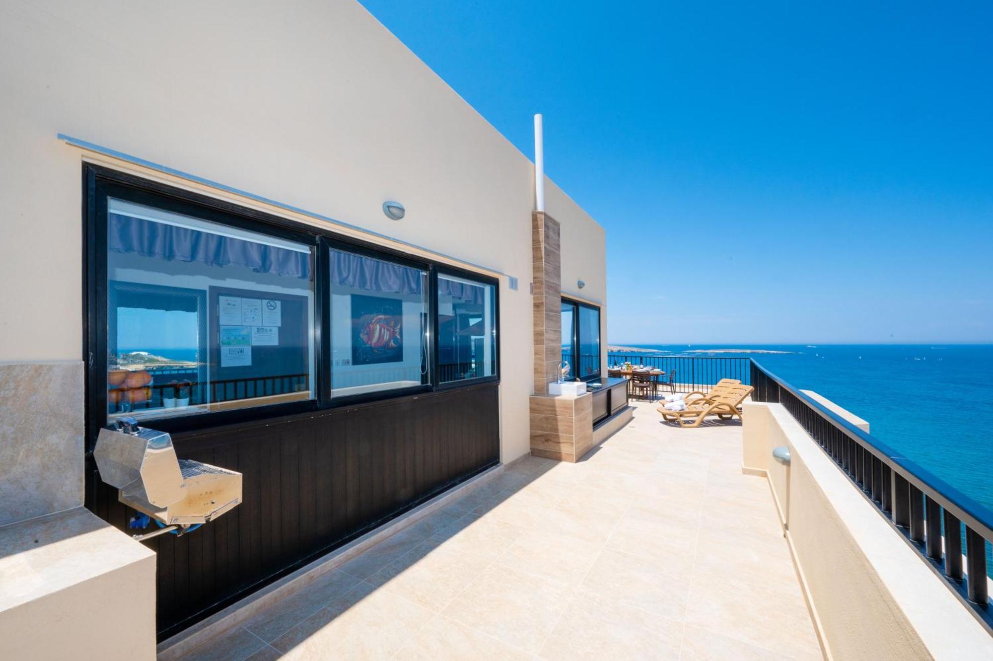 Islet Promenade Seafront Penthouse With Breathtaking Seaviews And Private Hot Tub On The Large Terrace By Getawaysmalta Apartment St. Paul's Bay Ngoại thất bức ảnh