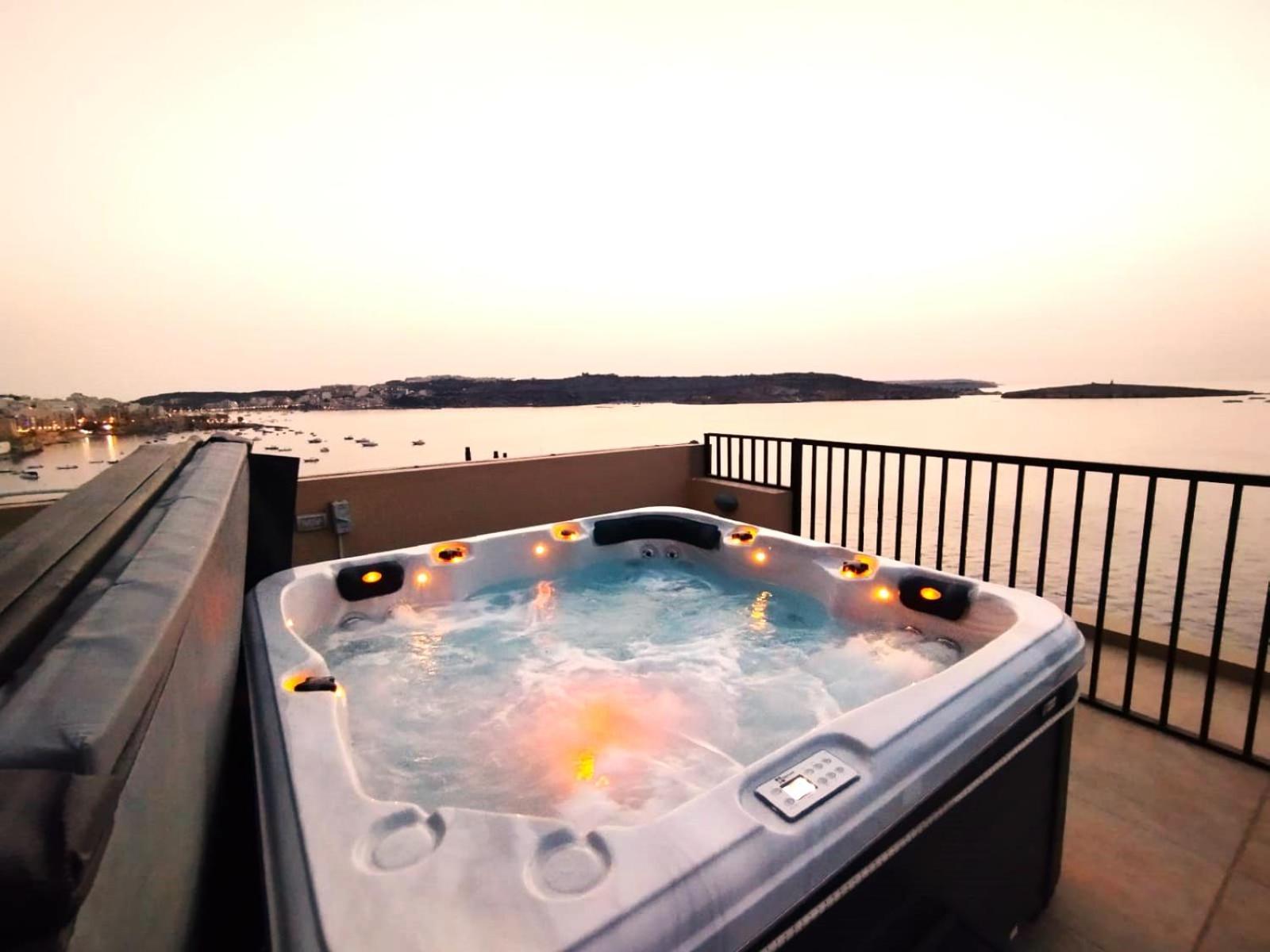 Islet Promenade Seafront Penthouse With Breathtaking Seaviews And Private Hot Tub On The Large Terrace By Getawaysmalta Apartment St. Paul's Bay Ngoại thất bức ảnh