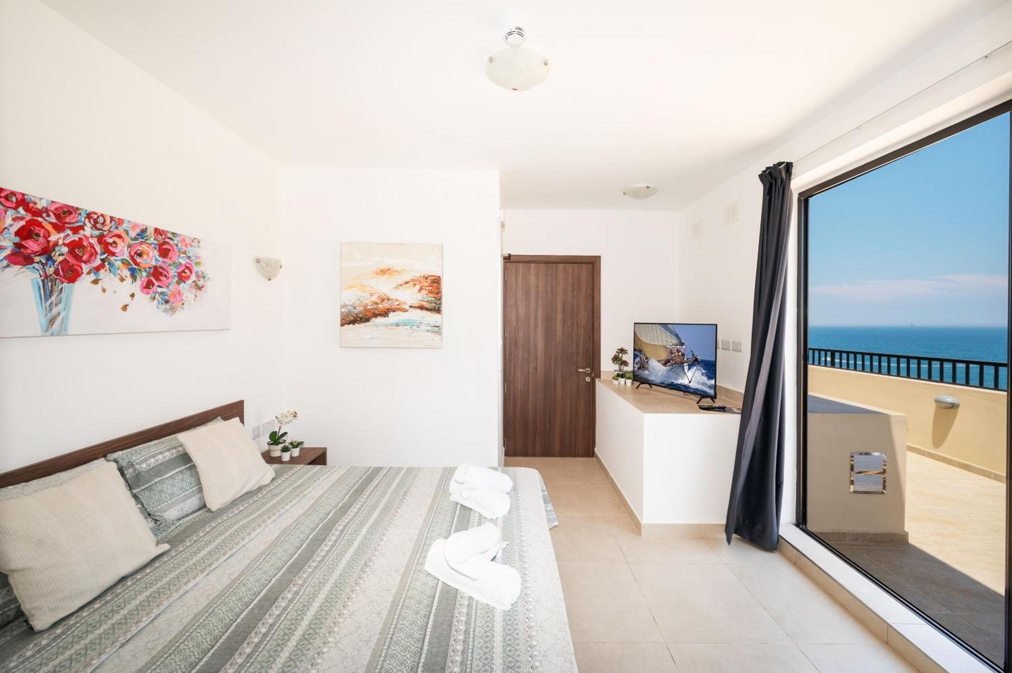 Islet Promenade Seafront Penthouse With Breathtaking Seaviews And Private Hot Tub On The Large Terrace By Getawaysmalta Apartment St. Paul's Bay Ngoại thất bức ảnh